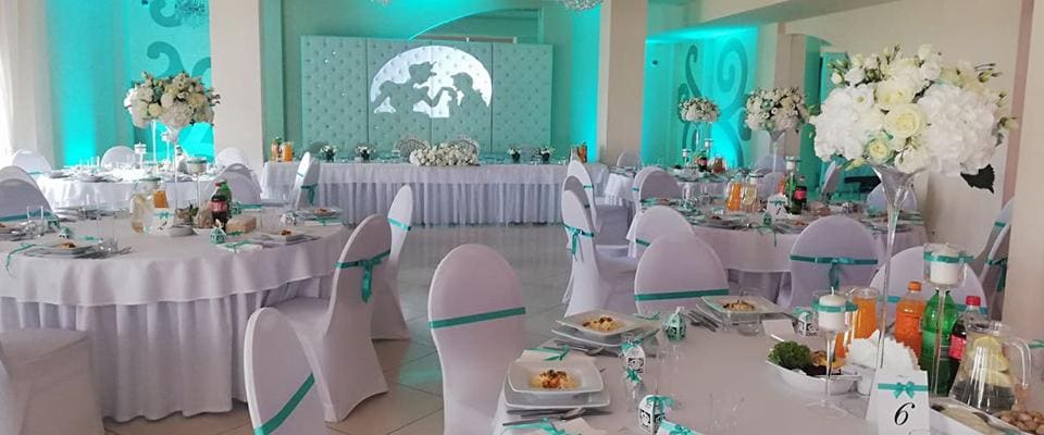 Stół weselny z napisem ledowym LOVE