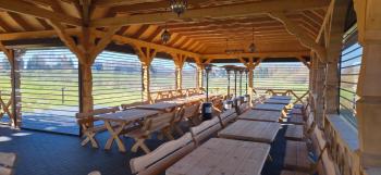 Wiata Karczma Łabędź w&nbsp;środku