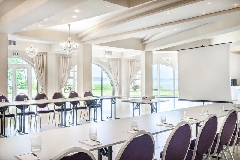 Sala Diamentowa w ustawieniu szkolnym, ekran projekcyjny i widok na jezioro przez panoramiczne okna