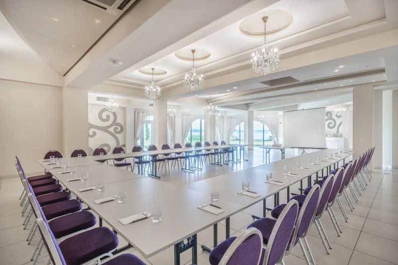 Sala Diamentowa ze stołami zestawionymi w podkowę, nakrycia i szklanki na blatach